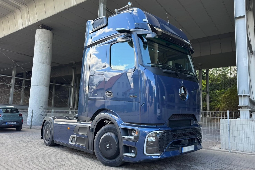 camion Mercedes Benz albastru din flota companiei