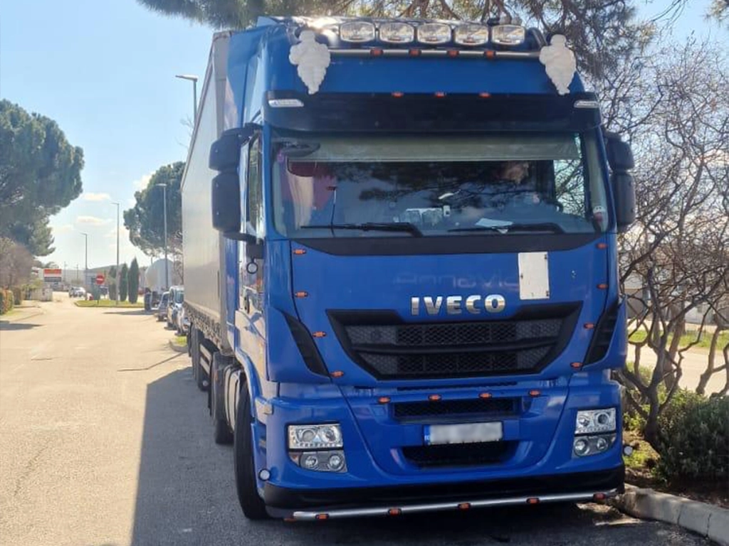 camion Iveco parcat, ateptand la incarcare