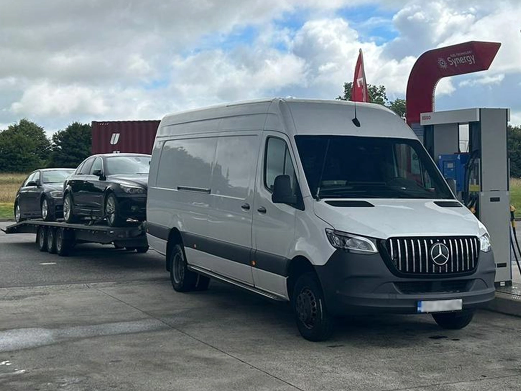 ansamblu auto pentru transport persoane, colete si auto pe platforma