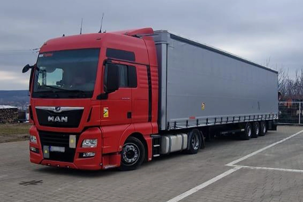 camion Man si semiremorca cu prelata pentru transport marfuri generale